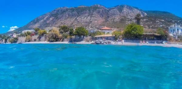 Βουτώντας στα γαλάζια νερά του Μεσσηνιακού Κόλπου (βίντεο)