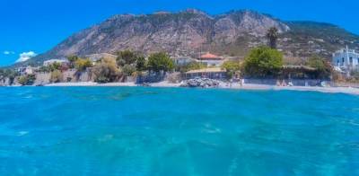 Βουτώντας στα γαλάζια νερά του Μεσσηνιακού Κόλπου (βίντεο)