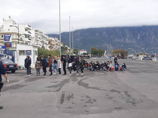 Ο Δήμος Καλαμάτας πληρώνει τη μεταφορά των 45 μεταναστών από τις αποθήκες του λιμανιού