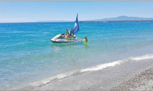 Με τζετ σκι έφτασε η «Γαλάζια Σημαία»