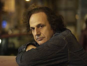 Ο Βασίλης Παπακωνσταντίνου στην "Ε": «Μονάχα ο πολιτισμός σκοτώνει το λαϊκισμό»