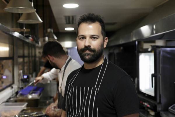 Ο σεφ Δήμος Μπαλόπουλος στην «Ε»: «Στα πιάτα μου προσπαθώ να αναδεικνύω την πρώτη ύλη και όχι να τη “σκεπάζω”»