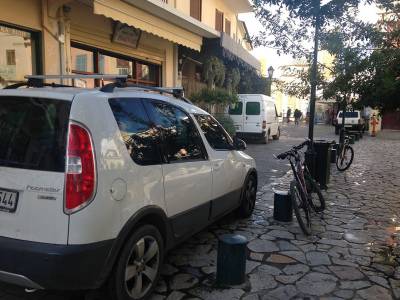 Μποτιλιάρισμα στον… πεζόδρομο