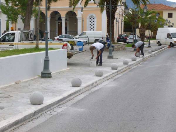 Μπάλες στην αυλή του Αϊ-Γιάννη ως εμπόδιο για τη στάθμευση