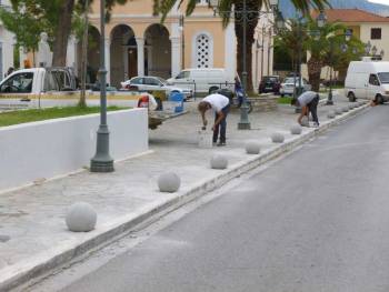 Μπάλες στην αυλή του Αϊ-Γιάννη ως εμπόδιο για τη στάθμευση