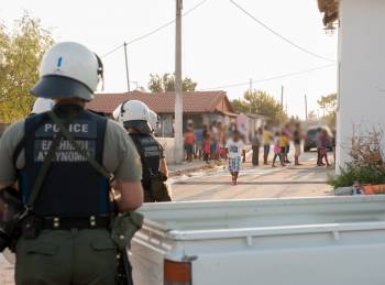 Αστυνομική επιχείρηση σε εξέλιξη σε καταυλισμούς τσιγγάνων σε Αργος και Κόρινθο (βίντεο)