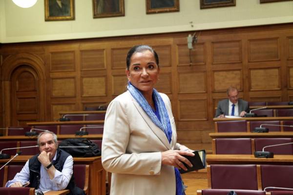 Μπακογιάννη: "Είμαστε με το ένα πόδι στο γκρεμό, να ενώσουμε τις δυνάμεις μας"