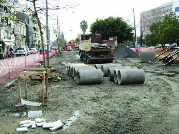 Ξεκίνησε η ανάπλαση του δυτικού πεζοδρομίου της Αριστομένους στα "Ουζάκια"