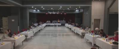 Τέσσερις ώρες για δύο θέµατα
