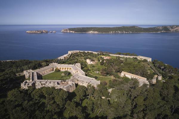 Με αφορμή την πυρκαγιά στο Νιόκαστρο: Λιγότερα δένδρα για την ασφάλεια των μνημείων