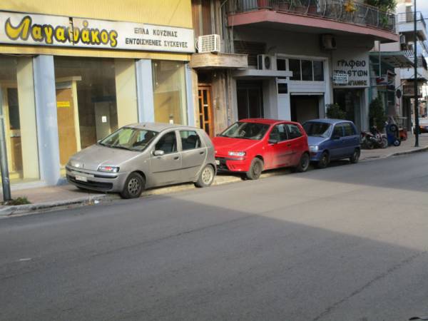 Στάθμευση στα πεζοδρόμια