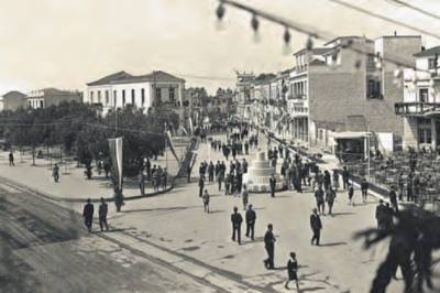 Η Σιδηροδρομικού Σταθμού σε γιορταστική ημέρα