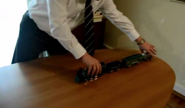 Ο Άδωνις Γεωργιάδης παίζει με τα τρενάκια του (βίντεο)