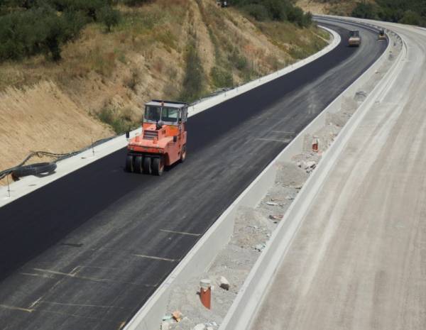 Ασφαλτόστρωση μεταξύ "Praktiker" και ΤΕΙ στον περιφερειακό της Καλαμάτας
