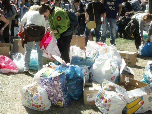 Ρούχα και τρόφιμα στους μετανάστες παρέδωσε το ΠΑΜΕ