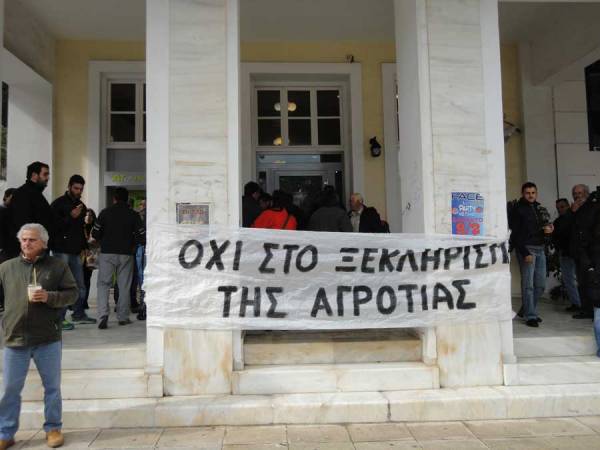 Διαμαρτυρία αγροτών στη ΔΟΥ Καλαμάτας