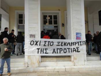 Διαμαρτυρία αγροτών στη ΔΟΥ Καλαμάτας