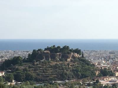 οι διαδοχικοί κάτοχοί του πρόσθεταν δομικά στοιχεία κατά το δοκούν, ανάλογα με τις οχυρωματικές ανάγκες τους