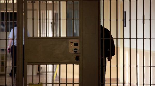 Στη φυλακή ο δήμαρχος που "έφαγε" τις δωρεές για τα νεκρά παιδιά των Τεμπών