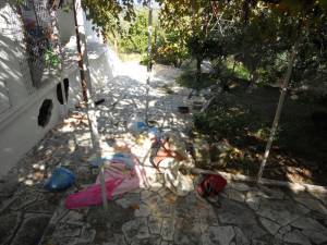 Εθαψε τη νεκρή μάνα της κάτω από το μπαλκόνι