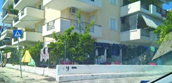 Επιπλα και εξοπλισμός στα σκουπίδια