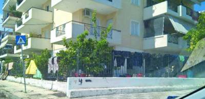 Επιπλα και εξοπλισμός στα σκουπίδια