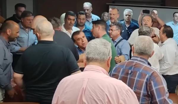 Κακός χαμός σε δημοτικό συμβούλιο στην Κόρινθο - Ο πρόεδρος διέκοψε τη συνεδρίαση (Βίντεο)