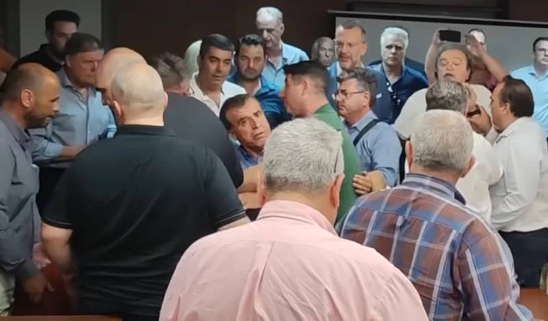 Κακός χαμός σε δημοτικό συμβούλιο στην Κόρινθο - Ο πρόεδρος διέκοψε τη συνεδρίαση (Βίντεο)