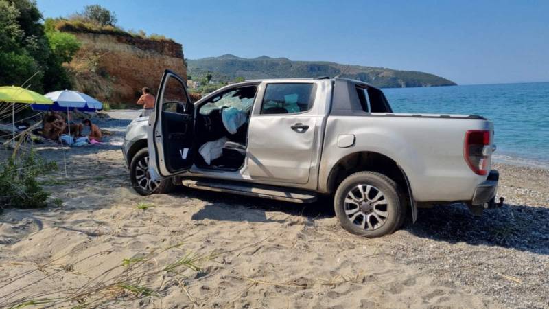 Αυτοκίνητο έπεσε στην παραλία της Σάντοβας! (φωτό)