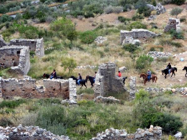 Ιππεις μετέφεραν την εικόνα του Αγιου γεωργίου στο Γεράκι Λακωνίας (φωτογραφίες)