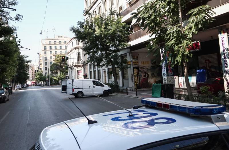 Έκρηξη αυτοσχέδιου μηχανισμού, έξω από το κτήριο της Μεγάλης Στοάς στην Αχαρνών