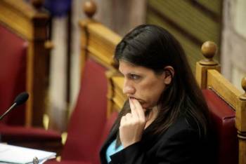 Η Κωνσταντόπουλου απέλυσε την φωτογράφο της Βουλής