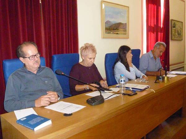 Δεν παραιτείται παρά το άδειασμα η Οικονομάκου: Το...φάντασμα του Σαμαρά και η…στάση του Νίκα