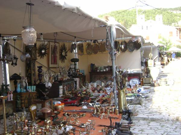 Υπαίθριο Παζάρι Αντικών στην Ανω Πόλη Κυπαρισσίας
