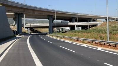 Μέσω αντιδρόμησης γίνεται η κυκλοφορία των οχημάτων στην Αθηνών-Κορίνθου στο ρεύμα προς Κόρινθο