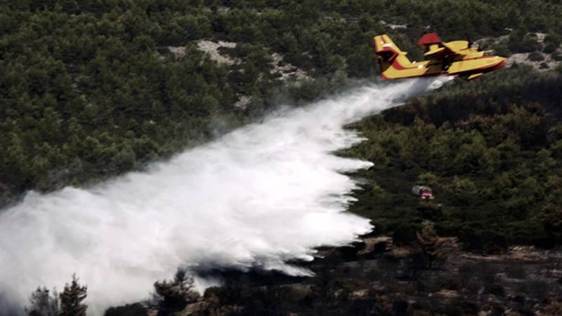 Φωτιά στον Ασπρόπυργο - Επιχειρεί και ελικόπτερο