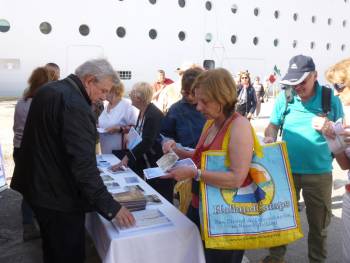 Στην Καλαμάτα με 1.588 τουρίστες σήμερα το "Costa Neoromantica" (φωτογραφίες)