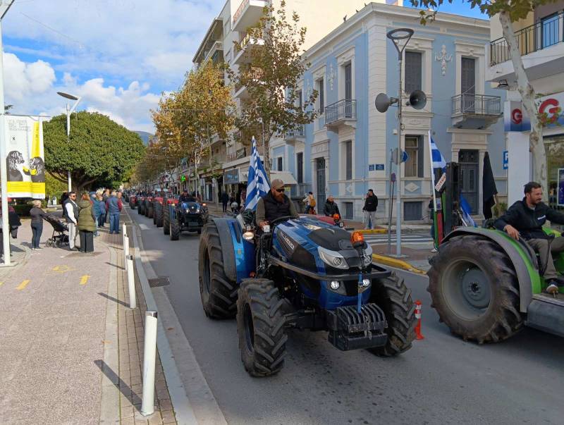 Τα τρακτέρ μπήκαν στο κέντρο της Καλαμάτας (βίντεο-φωτογραφίες)