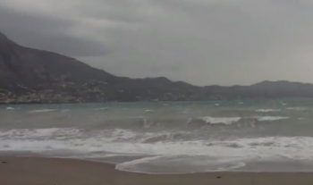 Κύματα "χτυπούν" την παραλία της Καλαμάτας - Προειδοποιήσεις από το Λιμεναρχείο (βίντεο)