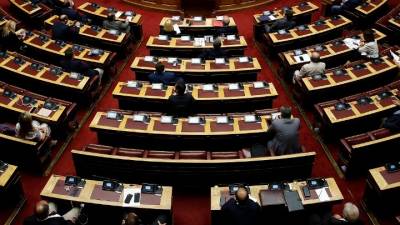 Βουλή: Ψηφίστηκε το νέο πλαίσιο για τις δημόσιες συμβάσεις
