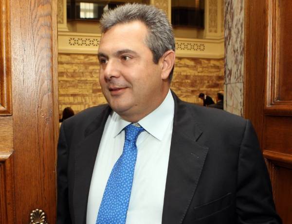 Ημίγυμνες χανούμισσες που παίζουν μαξιλαροπόλεμο τουίταρε ο Καμμένος μετά την ψηφοφορία