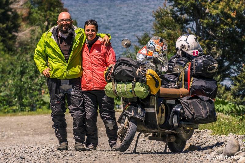 Ταξιδιώτες γυρνούν τον κόσμο με βέσπα: «Στα πιο φτωχά μέρη οι άνθρωποι ήταν οι πιο φιλόξενοι...» (φωτογραφίες)