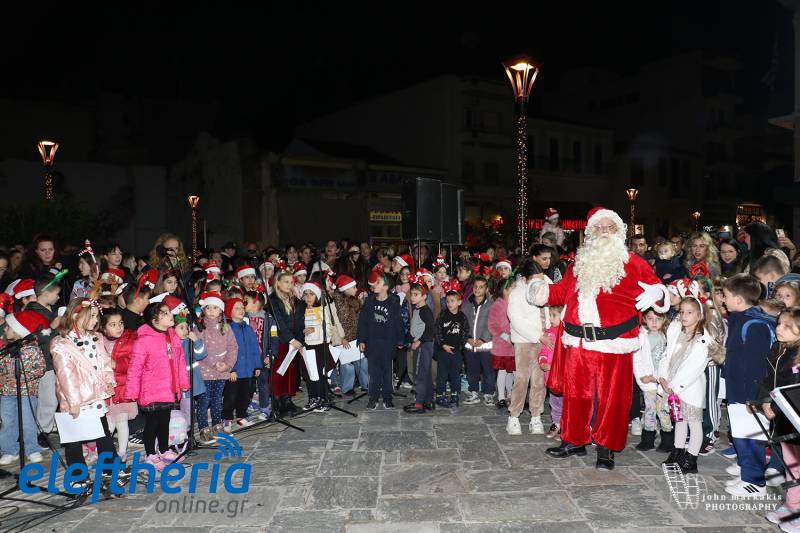 Καλαμάτα: Φωταγωγήθηκε το δέντρο στην πλατεία 23ης Μαρτίου - Πρωταγωνιστές τα παιδιά των ΚΔΑΠ (βίντεο+φωτο)