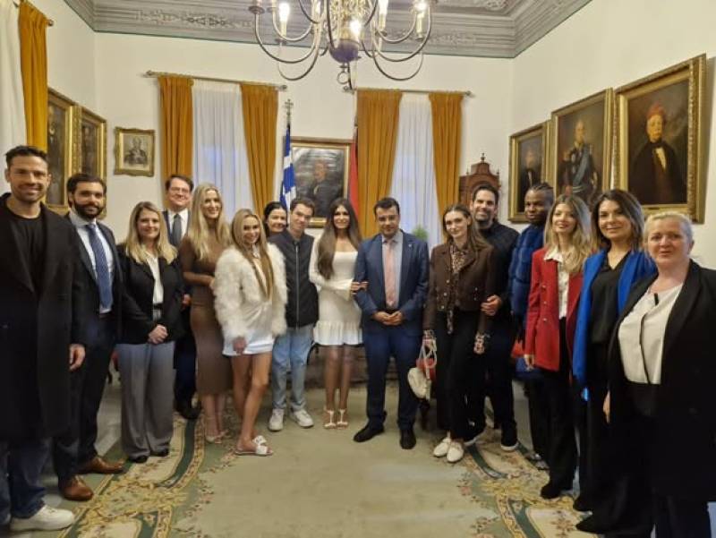 Στην Ύδρα η Κίμπερλι Γκίλφοϊλ – Μετάλλιο στη μνήμη Αμερικανών Φιλελλήνων