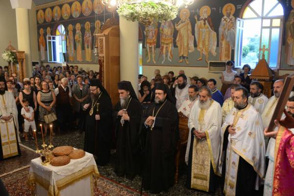 Με μεγαλοπρέπεια η Φοινικούντα τίμησε την Παναγία Τριχερούσα (φωτογραφίες)