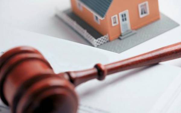 Σοκ στην κτηματαγορά: «Κοράκια» αγοράζουν κοψοχρονιά σπίτια και καταστήματα