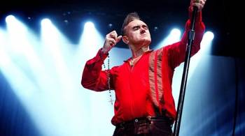 Morissey: Αποχώρησε από τη σκηνή μετά από χλευαστικά σχόλια θεατή για τον καρκίνο!