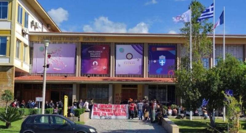 Πάτρα: Εγκλωβισμένος στο γραφείο του από φοιτητές ο πρύτανης του πανεπιστημίου Χρ. Μπούρας