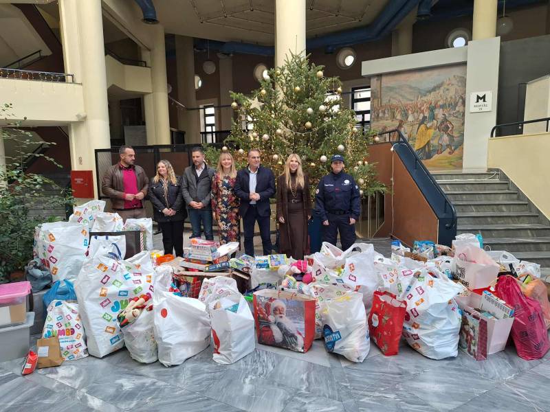 Μεσσηνία: Παραδόθηκαν τα παιχνίδια από τη χριστουγεννιάτικη δράση «Αϊ-Βασίλης Από Παιδί σε Παιδί»