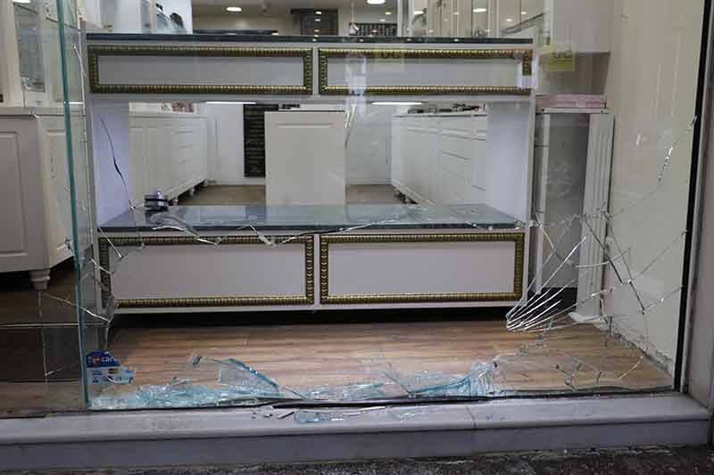 Κινηματογραφική καταδίωξη από Καλαμάτα σε Πλατύ: 5 Ρομά “άνοιξαν” κεντρικό χρυσοχοείο